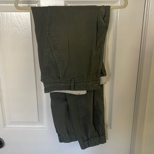 Olive Joggers Levi’s Size 33